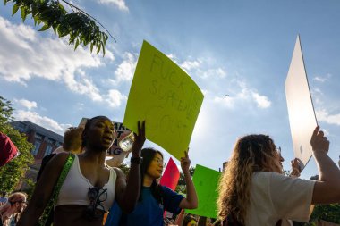 Washington Square Park, New York, 6-24-2022. Protestocular, Anayasa Mahkemesi 'nin Roe-Wade davasını geri çevirmesi üzerine ellerinde karton levhalar tutuyorlar.