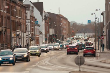 Yoğun bir Danimarka caddesinin iş çıkış saatindeki güzel manzarası