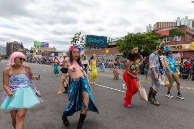 Brooklyn sokaklarındaki kalabalık Coney Adası Deniz Kızı Geçidi 'nin 40. yıldönümünü kutluyor.