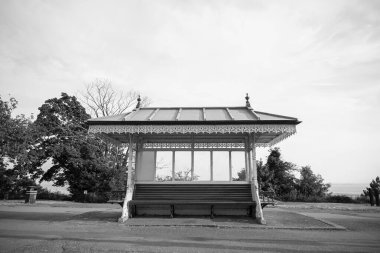 Bir bankın monokrom çekimi.