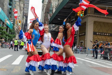 Porto Riko Günü Geçit Töreni 'ni New York City sokaklarında kutlayan kalabalık.