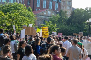 Washington Square Park, New York, 6-24-2022. Protestocular, Anayasa Mahkemesi 'nin Roe-Wade davasını geri çevirmesi üzerine ellerinde karton levhalar tutuyorlar.