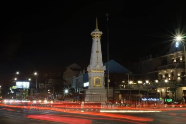 Akşamları Yogyakarta 'daki beyaz dostun anıtındaki trafik portresi. Endonezya