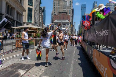 New York City, ABD 'de 2022 sayılı Onur Yürüyüşü' nü kutlayan insanlar