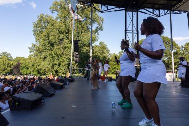 13. Geleneksel Haziran kutlamasında arka vokalistin yakın plan çekimi.