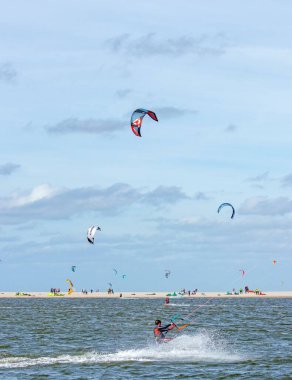 Lahey yakınlarındaki Sand Motor 'da bir gölde uçurtma sörfü. Sahil koruma için yapay bir ada.