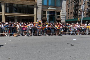 New York City, ABD 'de 2022 sayılı Onur Yürüyüşü' nü kutlayan insanlar