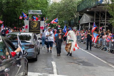 Manhattan sokaklarındaki kalabalık Porto Riko Günü Geçidi 'ni kutluyor.
