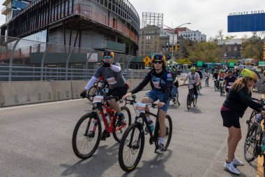 Motosikletlilerin Staten Island, ABD 'deki Beş Boro Bisiklet turuna katıldığı yakın çekim.