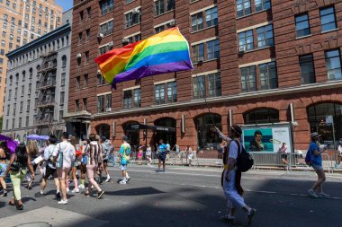 New York sokaklarında büyük bir kalabalık Onur Yürüyüşü 'nü kutluyor.