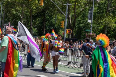 New York City, ABD 'de 2022 sayılı Onur Yürüyüşü' nü kutlayan insanlar