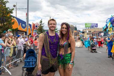 Brooklyn sokaklarındaki kalabalık Coney Adası Deniz Kızı Geçidi 'nin 40. yıldönümünü kutluyor.