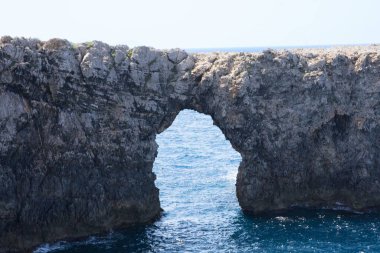 Menorca, İspanya 'daki Gil yazı tipi kemeri manzarası