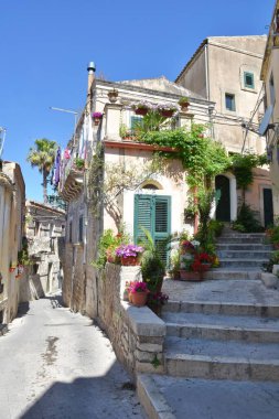 İtalya 'nın Sicilya kentindeki eski Modica evleri arasındaki dar sokağın dikey görüntüsü.