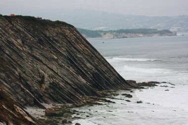 Deniz manzarası ve kayalık bir uçurum.