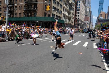 New York City, ABD 'de 2022 sayılı Onur Yürüyüşü' nü kutlayan insanlar