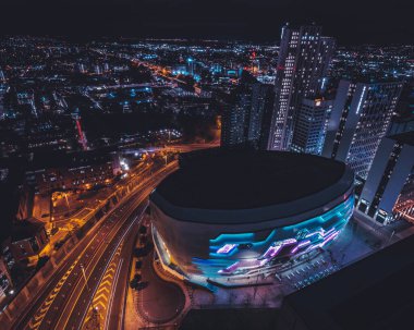 Geceleri Leeds 'in aydınlık sokakları