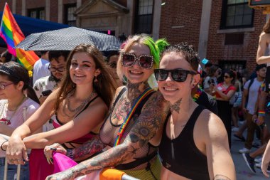 New York 'taki Onur Yürüyüşü' nde bir sürü genç insan var.