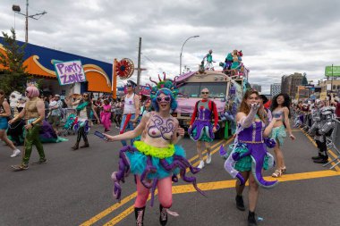 Brooklyn sokaklarındaki kalabalık Coney Adası Deniz Kızı Geçidi 'nin 40. yıldönümünü kutluyor.