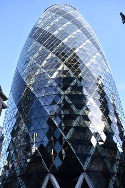 Londra 'daki 30 St. Mary Axe (Gherkin) gökdeleninin dikey görüntüsü.