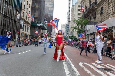 Porto Riko Günü Geçit Töreni 'ni New York City sokaklarında kutlayan kalabalık.