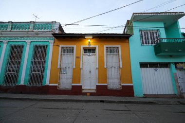 Trinidad 'da mavi gökyüzünün altındaki renkli bir binanın güzel manzarası.