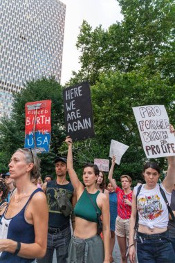 Washington Square Park 'ta yürüyüş yapan protestocular, Anayasa Mahkemesi' nin Roe v. Wade davasını bozmasının ardından...