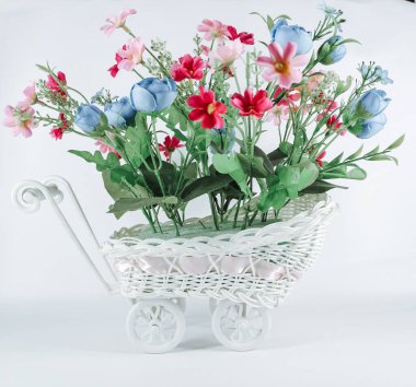 Beyaz arka planda izole edilmiş bir grup yapay çiçeğin yakın çekimi.