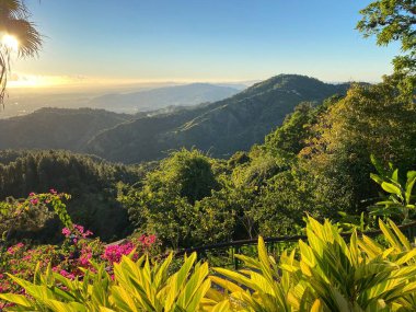 Gün batımında verandadan büyüleyici manzara ve Porto Riko 'daki El Yunque Tropikal Ulusal Ormanı
