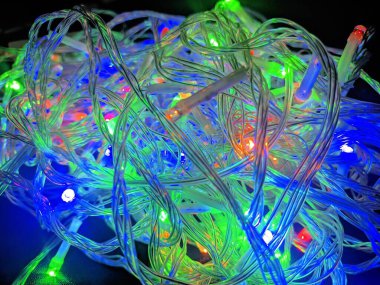 Bir yığın neon ışığın yakın plan çekimi.