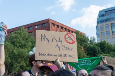 Washington Square Park 'ta yürüyüş yapan protestocular, Anayasa Mahkemesi' nin Roe v. Wade davasını bozmasının ardından...