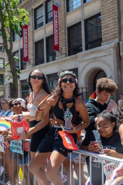 New York 'taki Onur Yürüyüşü' nde bir sürü genç insan var.