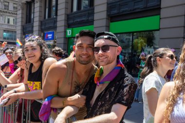 New York 'taki Onur Yürüyüşü' nde bir sürü genç insan var.