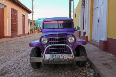 Trinidad caddesinde mavi gökyüzünün altında park edilmiş güzel bir araba manzarası.
