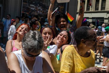 New York 'taki Onur Yürüyüşü' nde bir sürü genç insan var.