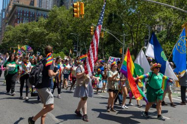 New York City, ABD 'de 2022 sayılı Onur Yürüyüşü' nü kutlayan insanlar