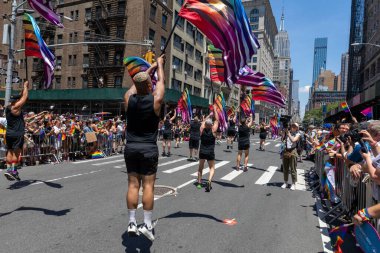 New York City, ABD 'de 2022 sayılı Onur Yürüyüşü' nü kutlayan insanlar