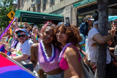 26 Haziran 2022 'de New York' ta yürüyüş yapan neşeli insanlar.