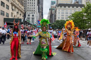 Manhattan sokaklarında büyük bir kalabalık dans ediyor ve Porto Riko Günü Geçidi 'ni kutluyor.