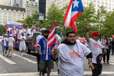 Manhattan sokaklarındaki kalabalık Porto Riko Günü Geçidi 'ni kutluyor.