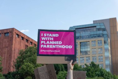 Washington Square Park 'ta yürüyüş yapan protestocular, Anayasa Mahkemesi' nin Roe v. Wade davasını bozmasının ardından...