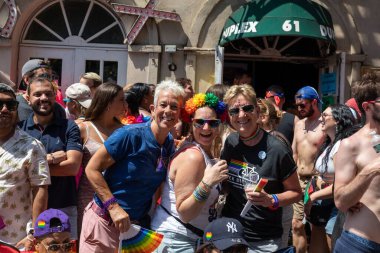 26 Haziran 2022 'de New York' ta yürüyüş yapan neşeli insanlar.