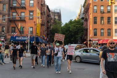 Roe ve Wade davasının devrilmesi sonrasında New York Foley Meydanı 'na yürüyen mukavva tabelalı bir grup protestocu