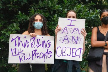 Washington Square Park 'ta yürüyüş yapan protestocular, Anayasa Mahkemesi' nin Roe v. Wade davasını bozmasının ardından...