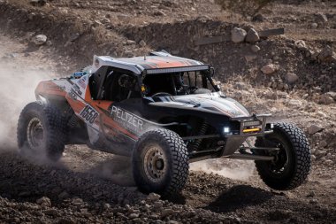 Las Vegas, NV, ABD 'de çölde bir off-road yarış arabasına yakın çekim.