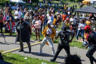Güneşli bir günde Prospect Park Brooklyn 'de düzenlenen 13. Haziran kutlamasında bir kalabalık.