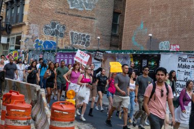 Roe ve Wade davasının devrilmesi sonrasında New York Foley Meydanı 'na yürüyen mukavva tabelalı bir grup protestocu
