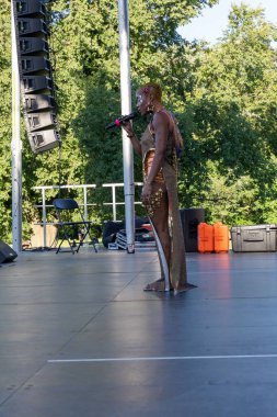 Prospect Park Brooklyn 'deki 13. Geleneksel Haziran kutlamasında bir şarkıcının yakın plan çekimi..