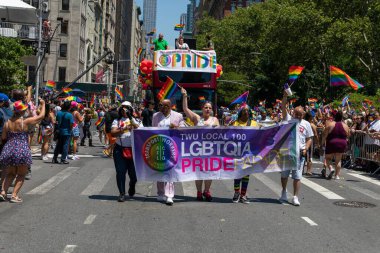 Ulaştırma İşçileri Sendikası, New York şehrinin sokaklarında 2022 Onur Yürüyüşü 'nü destekliyor.