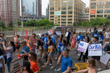 Silahları protesto eden büyük bir kalabalık. Brooklyn 'deki Cadman Plaza' dan Brooklyn Köprüsü üzerinden New York 'a yürüyorum.